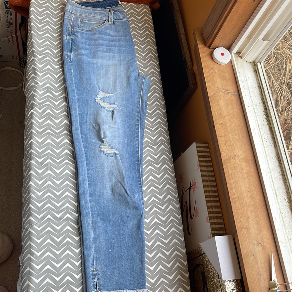 Distressed Mid-Rise Cut Off Jeans By Kensie Jeans 8/29 STRETCHY NWOT - Picture 3 of 14